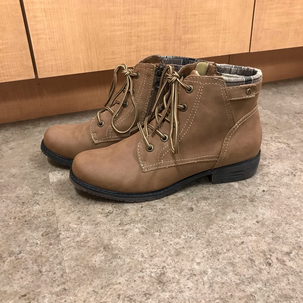 NWOT Women’s Lace Up Boots